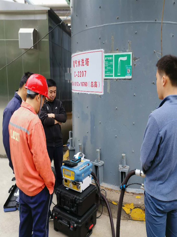 我司人員攜帶非甲烷總烴分析儀奔赴魯西化工測(cè)試現(xiàn)場(chǎng)